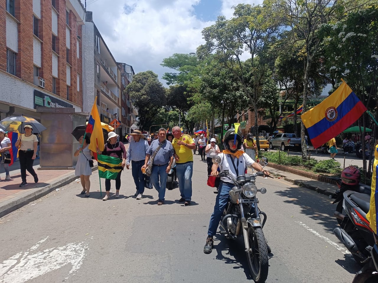 A esta hora los manifestantes llegan a la plazoleta Luis Carlos Galán, ubicaba en el centro de la capital Santandereana.