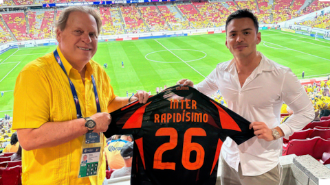 De izquierda a derecha, Presidente de la Federación Colombiana de Fútbol, Ramón Jesurun - Isaac Chaparro Vicepresidente Estratégico de Inter Rapidísimo
