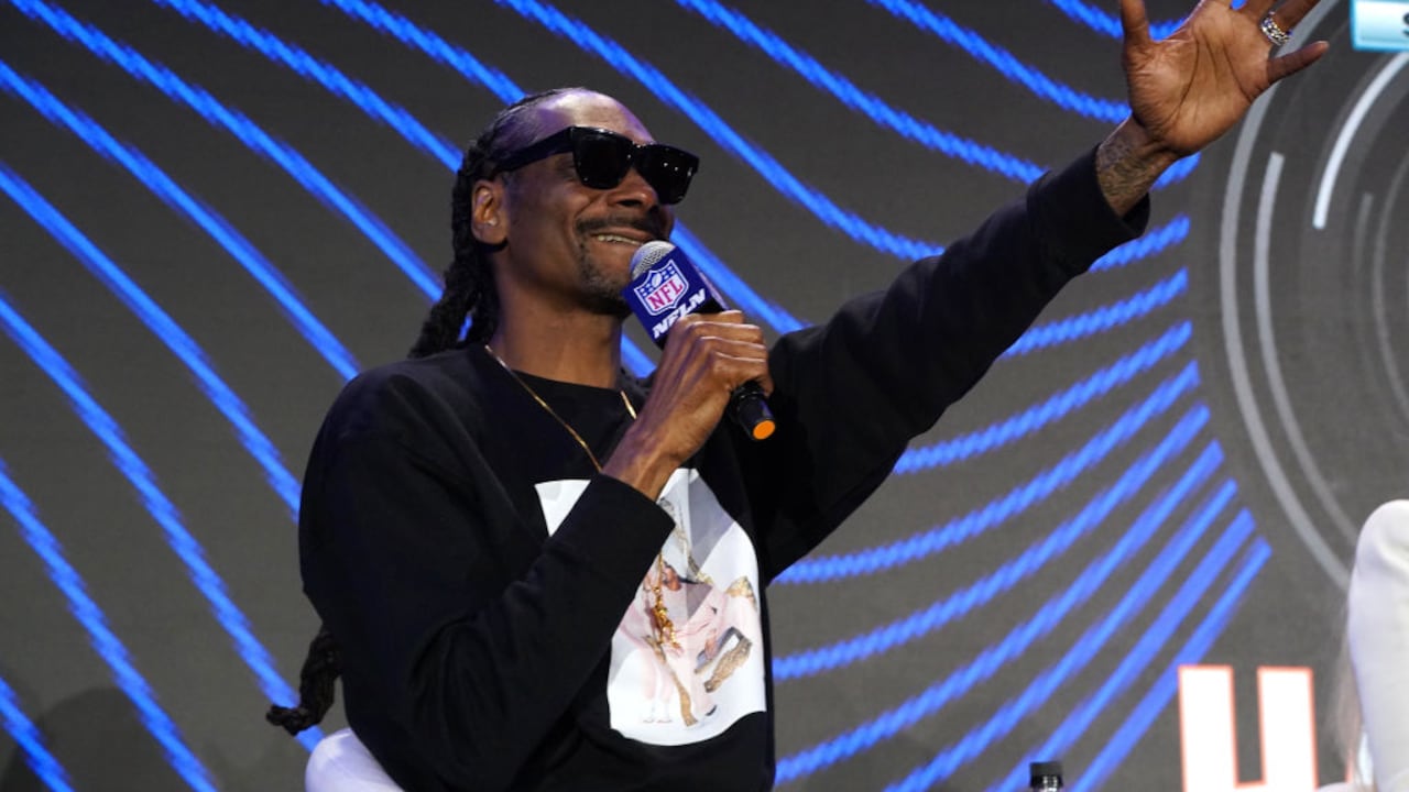 LOS ÁNGELES, CALIFORNIA - 10 DE FEBRERO: Snoop Dogg habla durante la conferencia de prensa Pepsi Super Bowl LVI Halftime Show en el Centro de Convenciones de Los Ángeles el 10 de febrero de 2022 en Los Ángeles, California. (Foto de Kevin Mazur/Getty Images para Roc Nation)