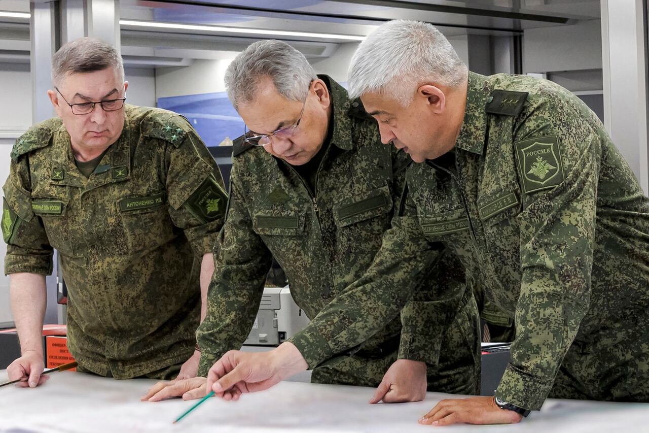 el ministro de Defensa de Rusia, Sergei Shoigu, centro, y Yevgeny Nikiforov, comandante del Distrito Militar Occidental, a la derecha, inspeccionan un puesto de mando de una de las formaciones