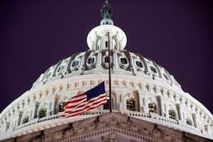 Una bandera de los Estados Unidos se ve a media vara en el edificio del Capitolio de los EE. UU. Foto REUTERS / Jonathan Ernst