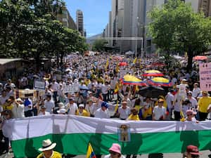 movilización ciudadana en Medellín convocada por la oposición. Miles de personas portan carteles con mensajes contra el Gobierno de Gustavo Petro y la gestión de Daniel Quintero.