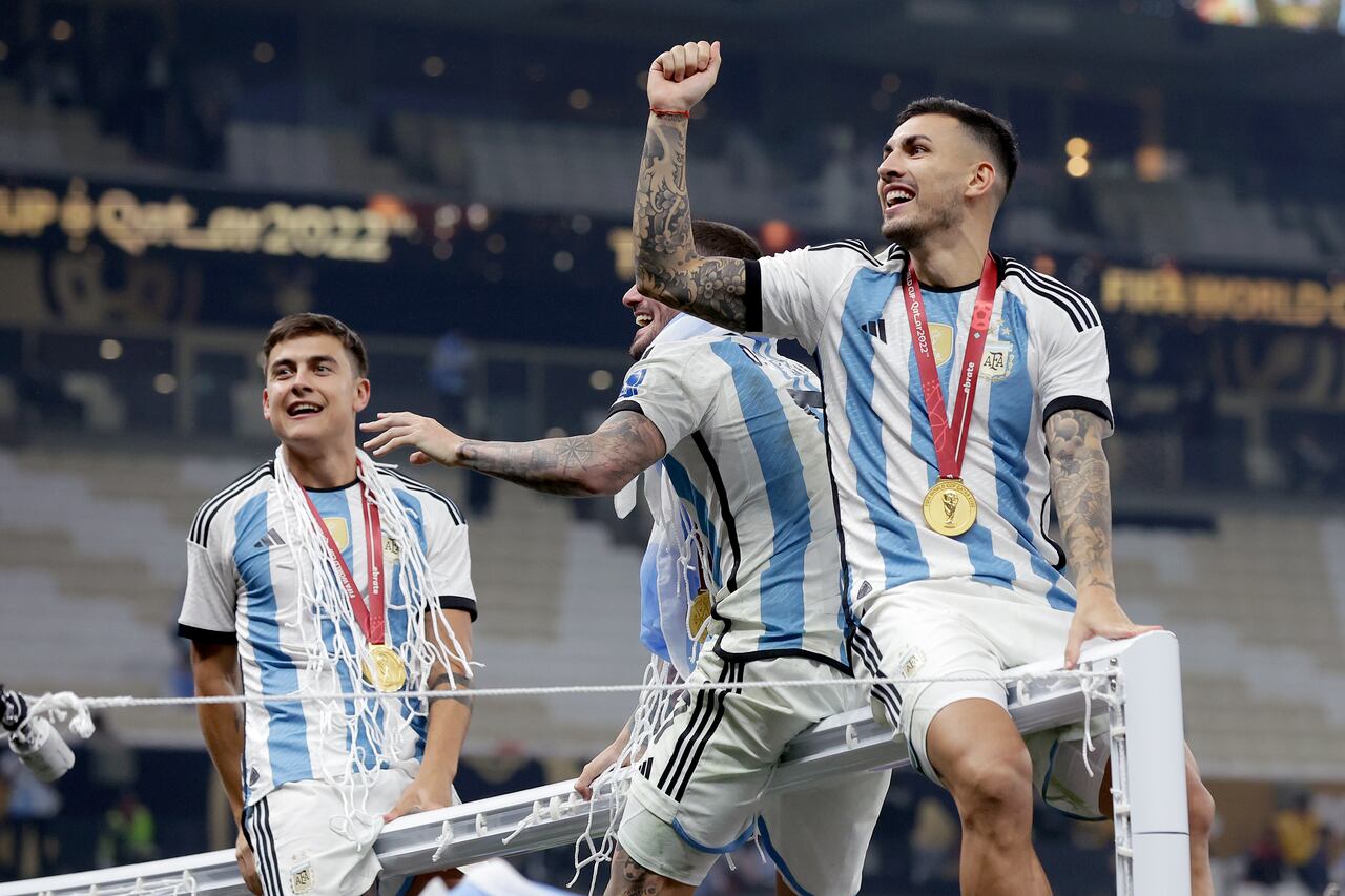 Paulo Dybala de Argentina, Rodrigo de Paul de Argentina, Leandro Paredes de Argentina celebrando ser campeón mundial durante el partido de la Copa Mundial entre Argentina contra Francia en el Estadio Lusail el 18 de diciembre de 2022 en Lusail City Qatar.