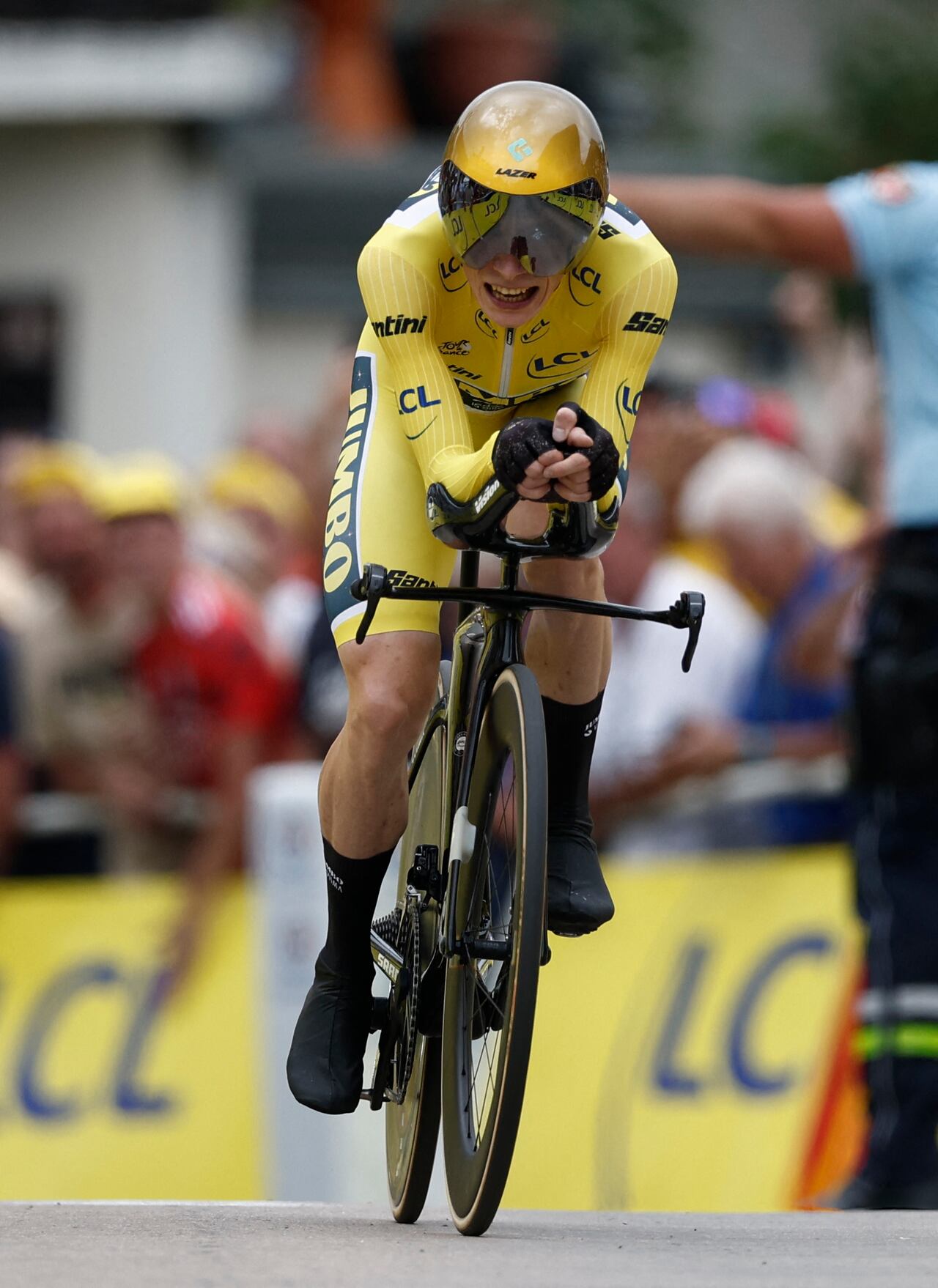 Cycling - Tour de France - Stage 16 - Passy to Combloux - France - July 18, 2023 Team Jumbo–Visma's Jonas Vingegaard wearing the yellow jersey in action before crossing the finish line during stage 16 REUTERS/Benoit Tessier