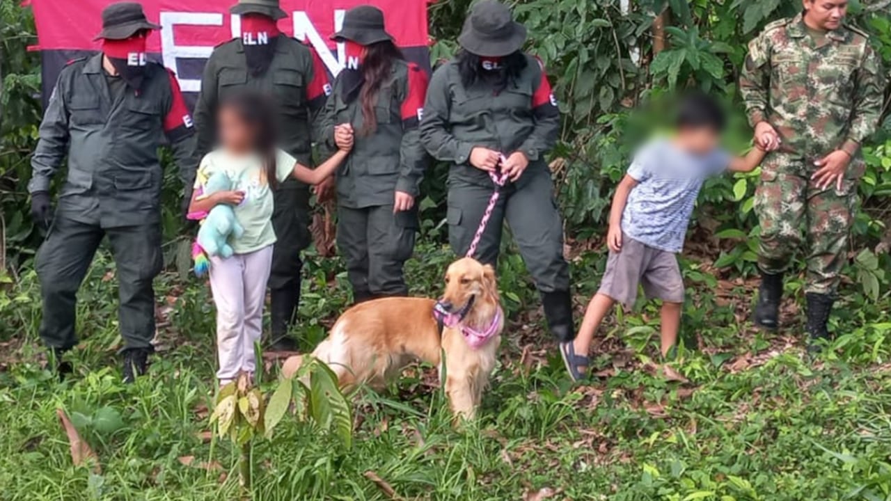 Primera imagen en cautiverio de la sargento Karina Ramírez junto con sus dos hijos y la mascota.