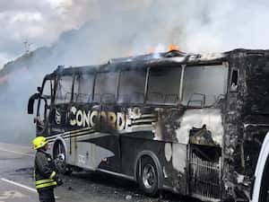 Un autobús, perteneciente a la flota de servicio público de la empresa Concorde, terminó entre llamas, en las cercanías del peaje Albarracín,