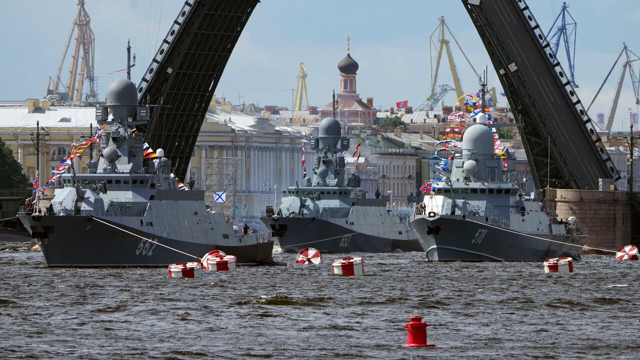 buques de guerra anclan durante un ensayo del desfile naval en San Petersburgo, Rusia,