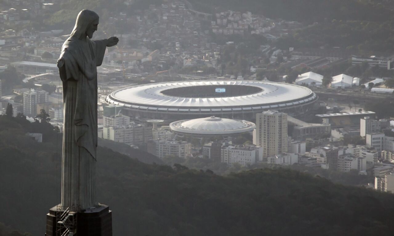 Estadio Maracaná detrás del Cristo Redentor en Río de Janeiro, Brasil. Foto: AP / Felipe Dana