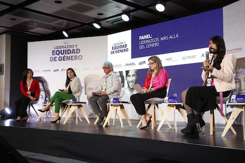 Camila Bradford, periodista de RTVC; Aura Méndez, directora de Asuntos Públicos y Corporativos de Mondelēz WACAM; Manuel Velandia, sociólogo y defensor de derechos LGBTI ; Carolina Henao, Líder de Responsabilidad Social Avon y Danne Aro Belmont, directora ejecutiva de la Fundación GAAT y defensora de derechos humanos.