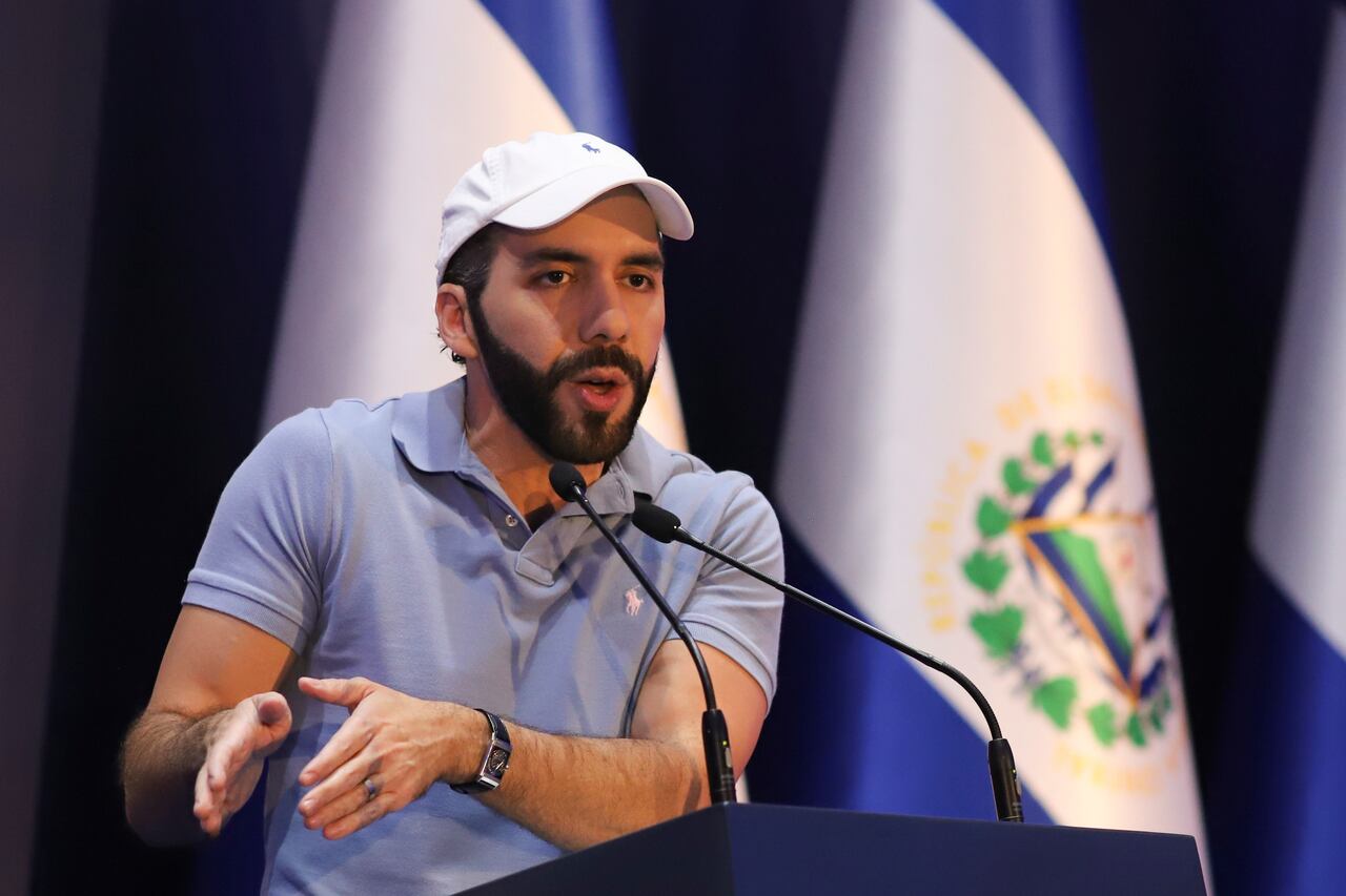 El presidente de El Salvador, Nayib Bukele, que busca la reelección, habla durante una conferencia de prensa después de votar en las elecciones generales en San Salvador, El Salvador, el domingo 4 de febrero de 2024.