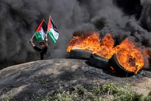 Según testigos en la Franja de Gaza, se lanzaron dos cohetes desde el norte de ese enclave palestino hacia suelo israelí. (Photo by Mahmud HAMS / AFP)