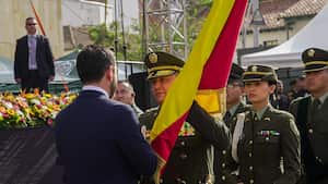 General José Daniel Gualdrón asumiendo como comandante de la Policía de Bogotá ante el alcalde Carlos Fernando Galán.