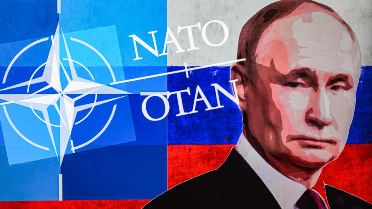 Vladimir Putin visto en pantalla con el logotipo de doble exposición de la OTAN en Mobile, el 26 de marzo de 2023, en Bruselas, Bélgica. (Ilustración fotográfica de Jonathan Raa/NurPhoto a través de Getty Images)