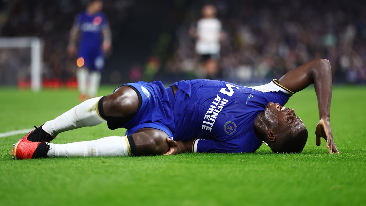 Moises Caicedo lesionado en el partido de Fulham FC vs. Chelsea FC - Premier League