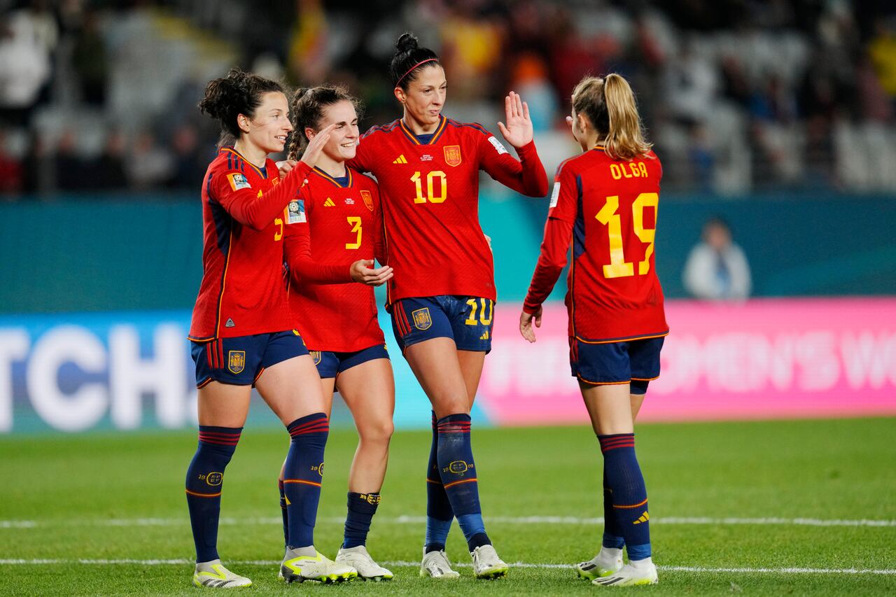 Las españolas Ivana Andrés, Teresa Abelleira, Jennifer Hermoso y Olga Carmona, de izquierda a derecha, celebran al final del partido de fútbol del Grupo C de la Copa Mundial Femenina entre España y Zambia en Eden Park en Auckland, Nueva Zelanda, el miércoles 26 de julio de 2023. España ganó 5-0. (Foto AP/Abbie Parr)