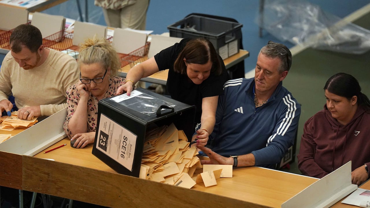 Las urnas se vacían en el Silkworth Community Pool Tennis & Wellness Center en Sunderland, Inglaterra, durante el recuento de las elecciones generales de 2024, el jueves 4 de julio de 2024.