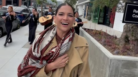 Natalia Jiménez llegó con serenata a restaurante donde se sintió discriminada; protestó cantando