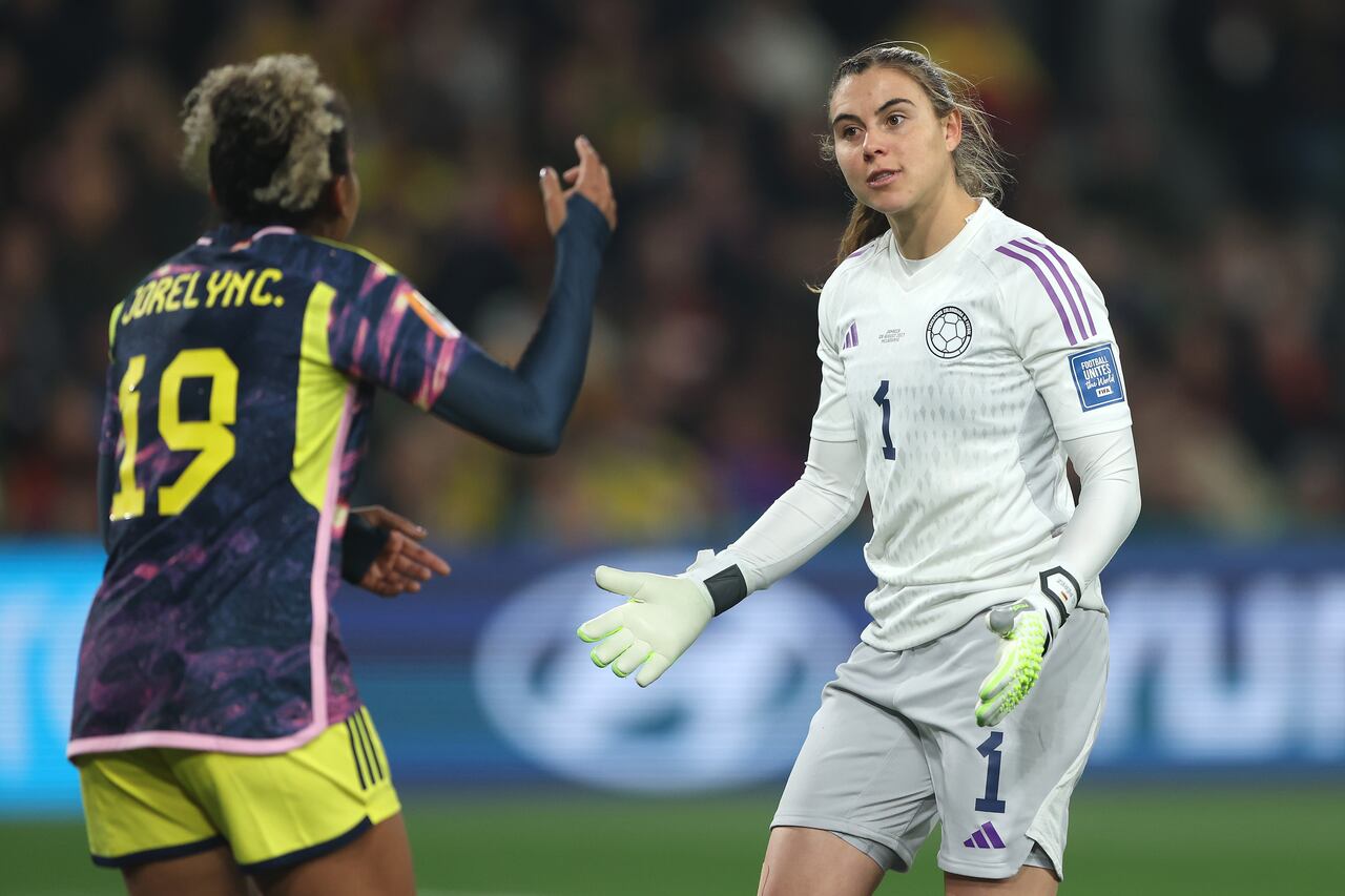 Jorelyn Carabalí hablando con Catalina Pérez en un partido de la Copa Mundial Femenina 2023