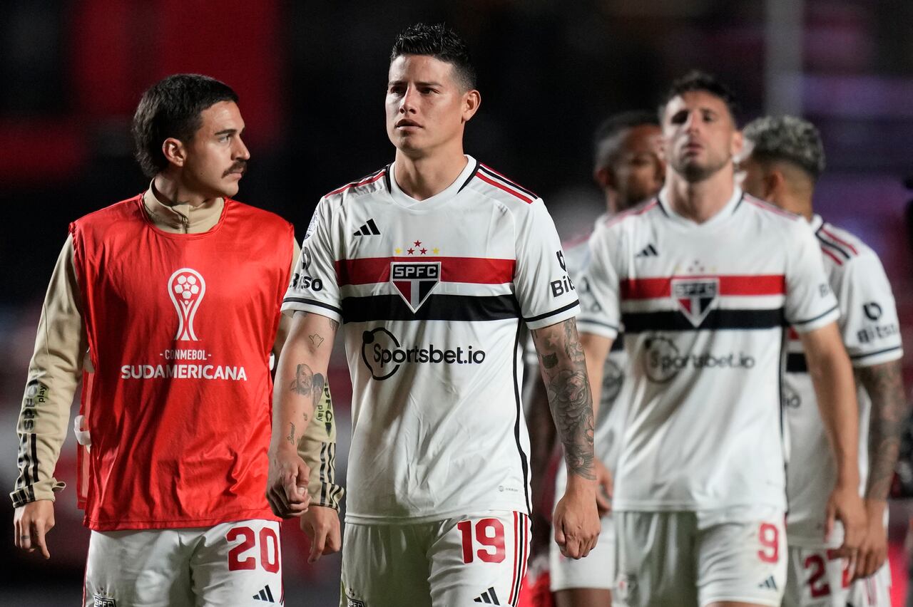 James Rodriguez of Brazil's Sao Paulo walks off the pitch with his teammates after losing to Ecuador's Liga Deportiva Universitaria during a Copa Sudamericana quarterfinal, second leg soccer match at Morumbi stadium in Sao Paulo, Brazil, Thursday, Aug. 31, 2023. (AP Photo/Andre Penner)