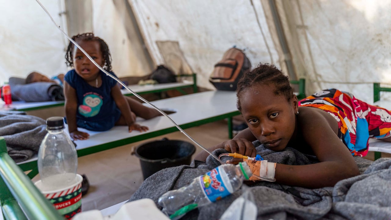 Niños que muestran síntomas de cólera reciben tratamiento en una clínica administrada por Médicos Sin Fronteras en Cit  Soleil, una comuna densamente poblada de Port-au-Prince, Haití, el 7 de octubre de 2022. - Naciones Unidas advirtió el jueves sobre una posible explosión de casos de cólera en un Haití asolado por la crisis.
Haití anunció el domingo sus primeros casos de cólera en tres años, con siete personas muertas por la enfermedad.
Se han confirmado once casos y hay otros 111 casos sospechosos, pero las cifras reales podrían ser mucho más altas, dijo Ulrika Richardson, residente de la ONU y coordinadora humanitaria para Haití. (Foto de Richard Pierrin / AFP)