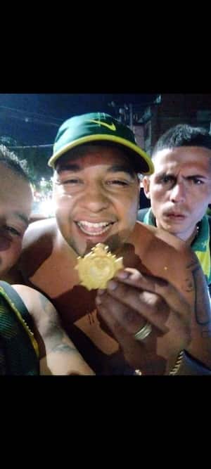 Así exhibe la que sería la medalla del defensa del Carlos Heano, el aficionado que le hurtó su pertenencia al futbolista, en la celebración del título del Bucaramanga.