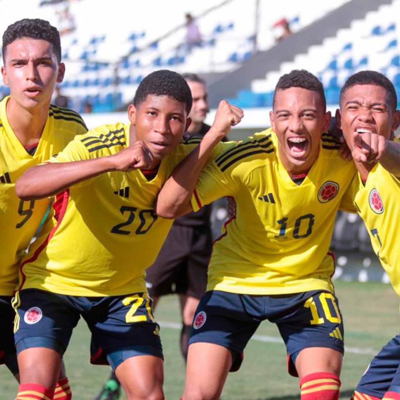 Bryan Caicedo (con el número 20) celebrando un gol de la Selección Colombia Sub-17.