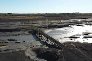 Vista aérea que muestra un puente que emergió debajo del embalse Paso Severino en medio de una severa sequía en Florida, Uruguay, el 28 de junio de 2023.