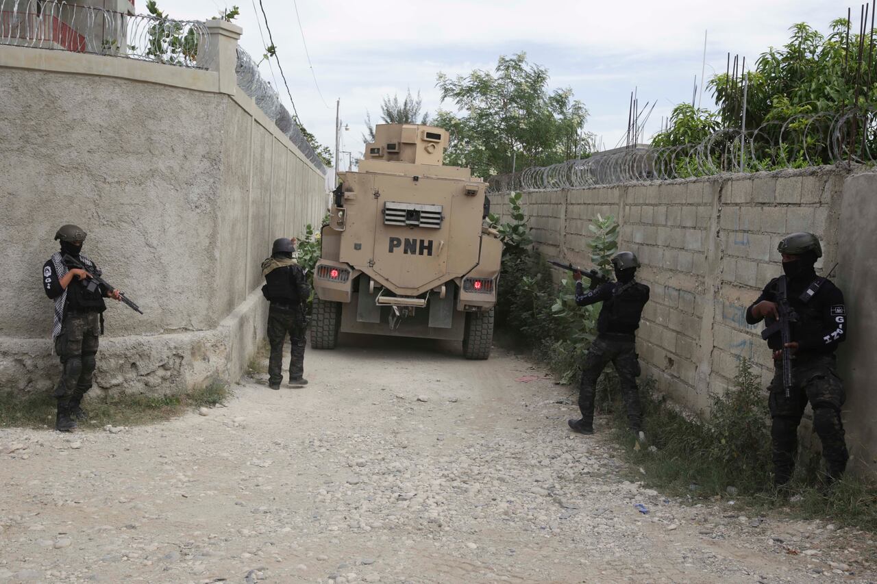 Patrulla de la Policía Nacional durante una operación antipandillas en el barrio Tabare de Port-au-Prince, Haití, el martes 25 de julio de 2023.