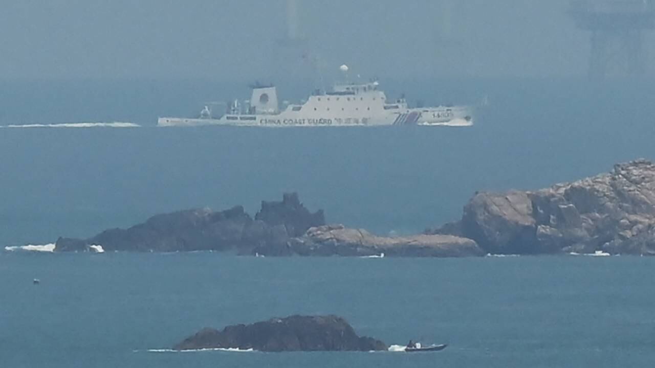 Un barco de la Guardia Costera de China navega hacia la zona donde Pekín dijo que realizaría ejercicios con fuego real al noreste de la isla de Pingtan, el punto más cercano a Taiwán, en la provincia de Fujian, el 10 de abril de 2023.