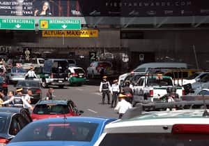 Se ve a la policía en el lugar de un tiroteo afuera del Aeropuerto Internacional Benito Juárez en la Ciudad de México el 12 de septiembre de 2023.