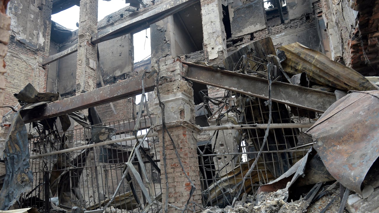 Esta fotografía muestra una vista de una escuela destruida a unos 50 km de la frontera entre Ucrania y Rusia, el 28 de febrero de 2022. (Foto de Sergey BOBOK / AFP)