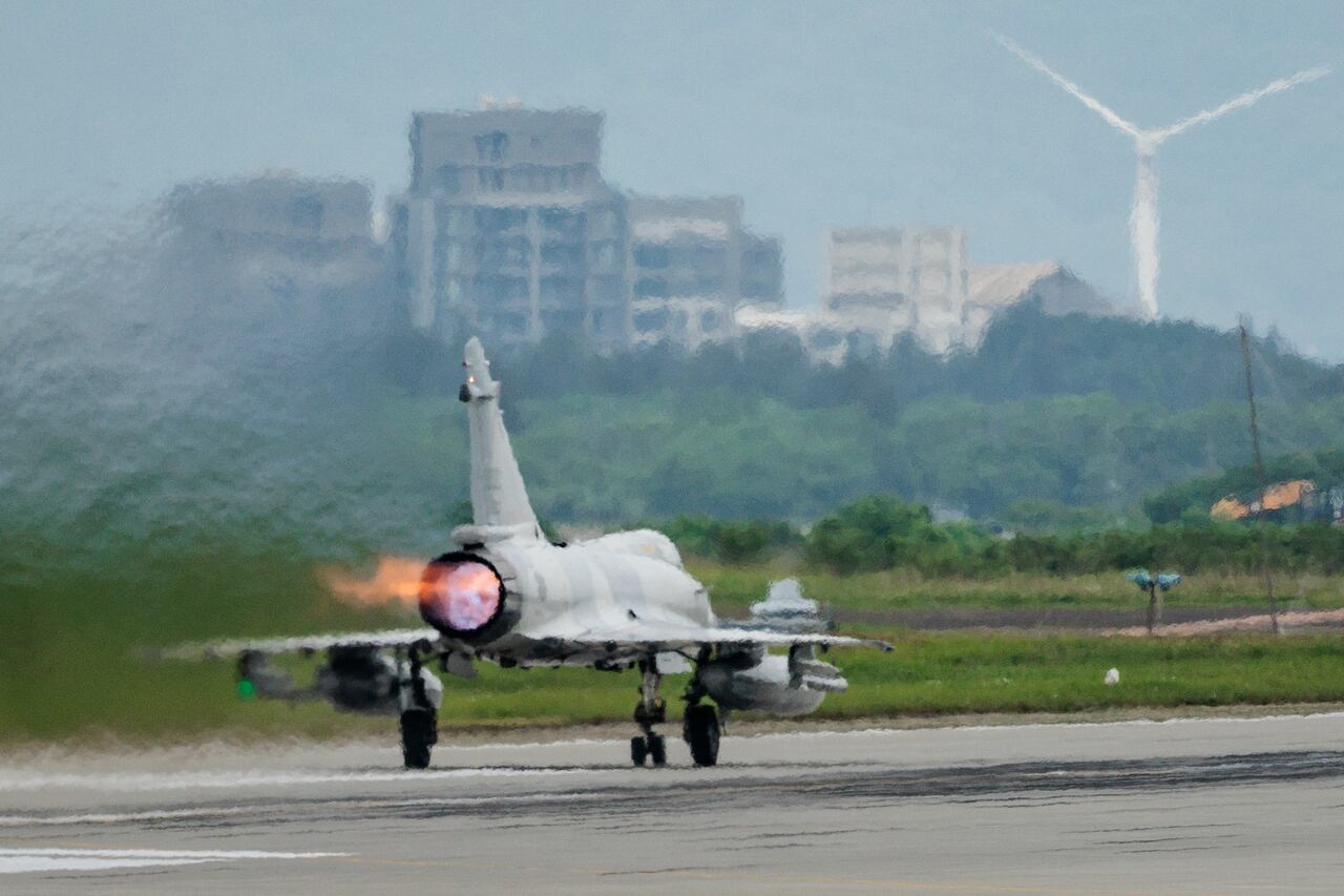 Un avión de combate Mirage 2000 de la Fuerza Aérea de Taiwán despega de una base de la fuerza aérea en Hsinchu, en el norte de Taiwán, el 23 de mayo de 2024. Mientras los barcos y aviones de combate de Beijing rodeaban Taiwán el 23 de mayo, los presentadores de televisión de la isla autónoma se centraron en una tienda.