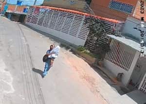En el video se observa cómo la mujer  cubre a la niña con una cobija.