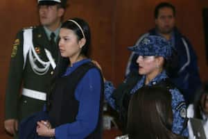Laura Moreno llega custodiada por guardias del INPEC a la sala de audiencias en el complejo judicial de Paloquemao.