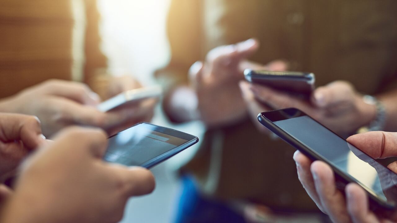 Usuarios de smartphones dependen de una conexión WiFi y Bluetooth