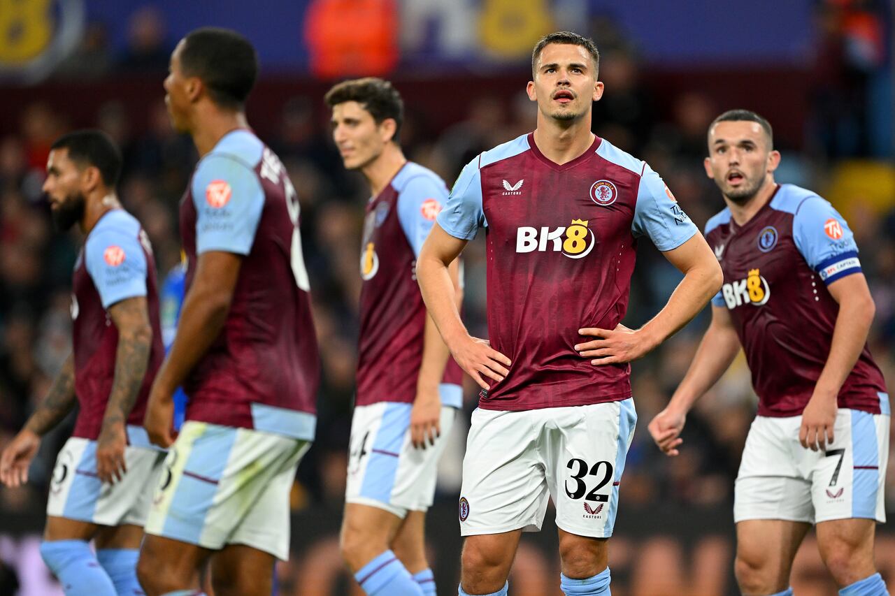 Leander Dendoncker de Aston Villa parece abatido durante el partido de la tercera ronda de la Copa Carabao entre Aston Villa y Everton en Villa Park el 27 de septiembre de 2023 en Birmingham, Inglaterra. (Foto de Shaun Botterill/Getty Images)