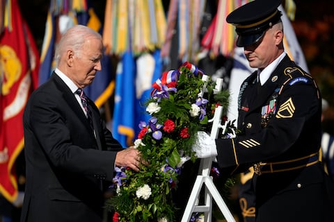 El presidente Joe Biden deposita una corona de flores en la Tumba del Soldado Desconocido en el Cementerio Nacional de Arlington en Arlington, Virginia, el sábado 11 de noviembre de 2023.