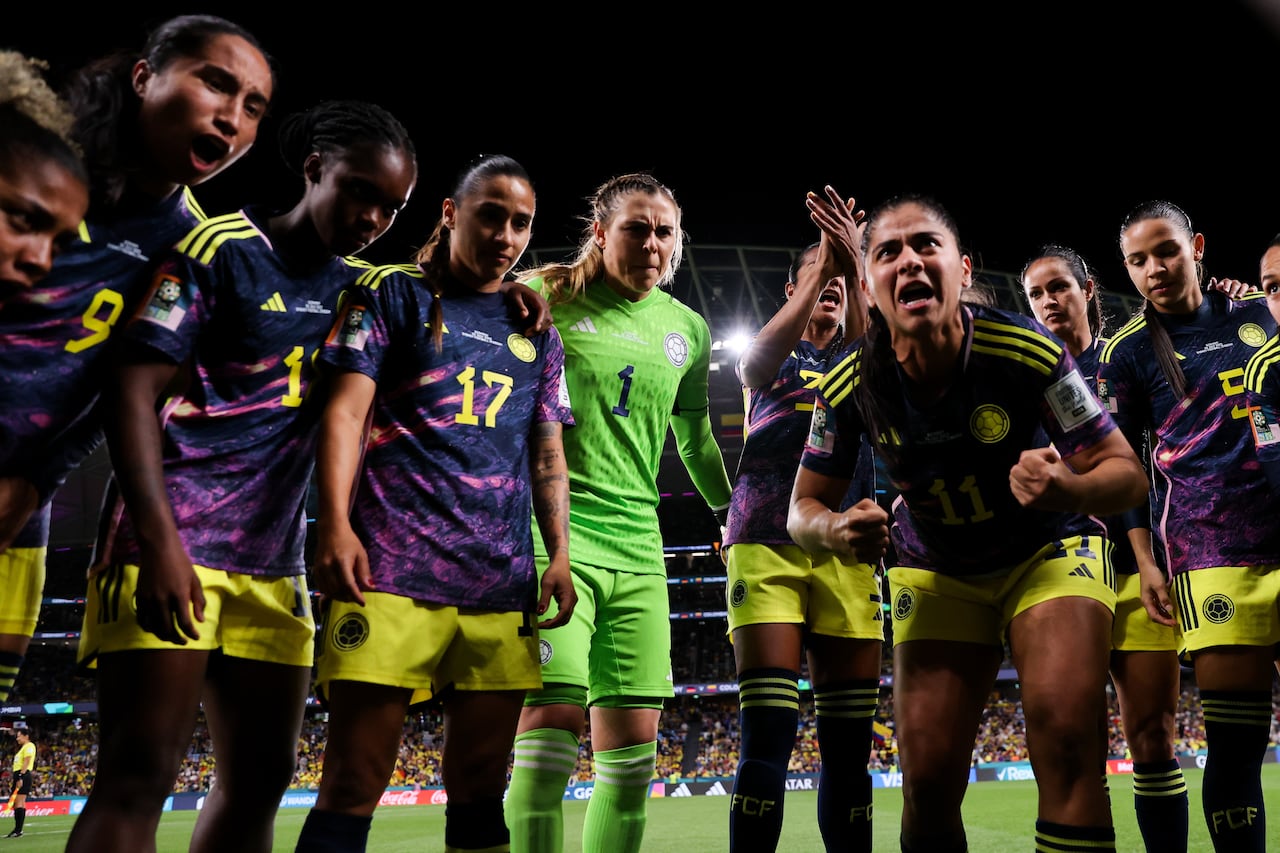 SYDNEY, AUSTRALIA - JULY 30: Players of Colombia encourge each other during the FIFA Women's World Cup Australia & New Zealand 2023 Group H match between Germany and Colombia at Sydney Football Stadium on July 30, 2023 in Sydney, Australia. (Photo by Zhizhao Wu/Getty Images )