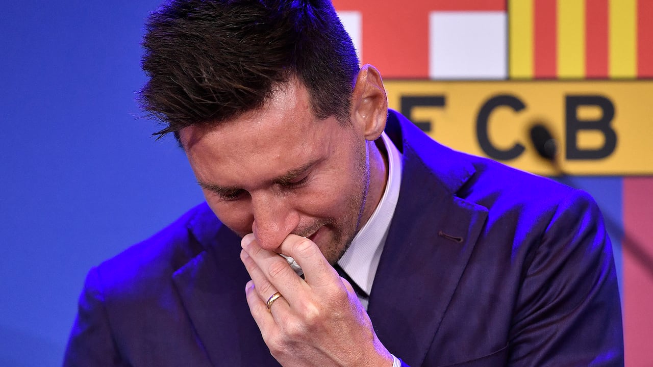El delantero argentino del Barcelona Lionel Messi llora durante una rueda de prensa en el estadio Camp Nou de Barcelona el 8 de agosto de 2021. - Messi contuvo las lágrimas al comenzar una rueda de prensa en la que confirmó que se marcha del Barcelona, ​​donde ha jugado toda su carrera. . (Foto de Pau BARRENA / AFP)