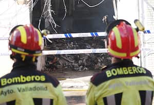 Bomberos frente al edificio tras el incendio provocado por una explosión de gas, en la calle Goya de Valladolid, el 02 de agosto de 2023 en Valladolid, Castilla y León, España.