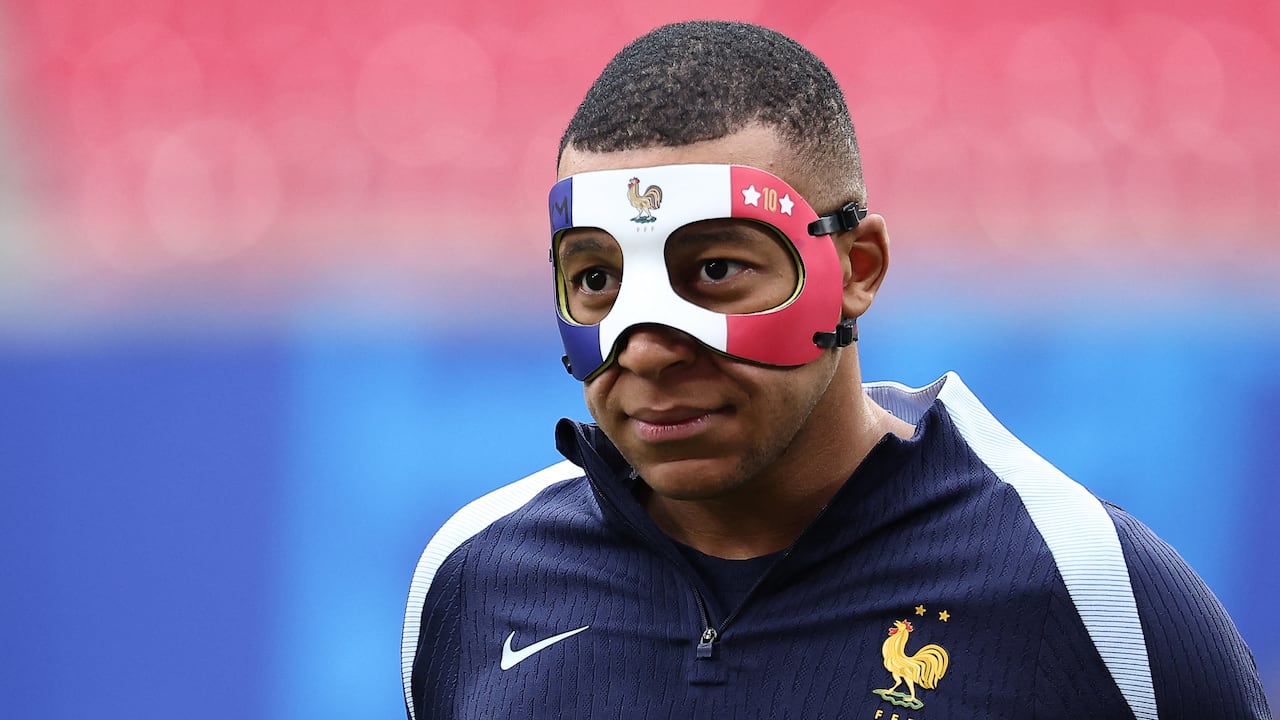 Máscara que usó Kylian Mbappé en entrenamiento previo de Francia.