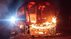 Bus incinerado en carretera de Santander.