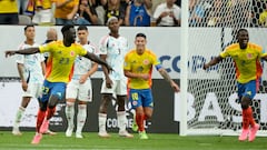 Davinson Sánchez, de Colombia, celebra el segundo gol de su equipo contra Costa Rica durante un partido de fútbol del Grupo D de la Copa América en Glendale, Arizona.