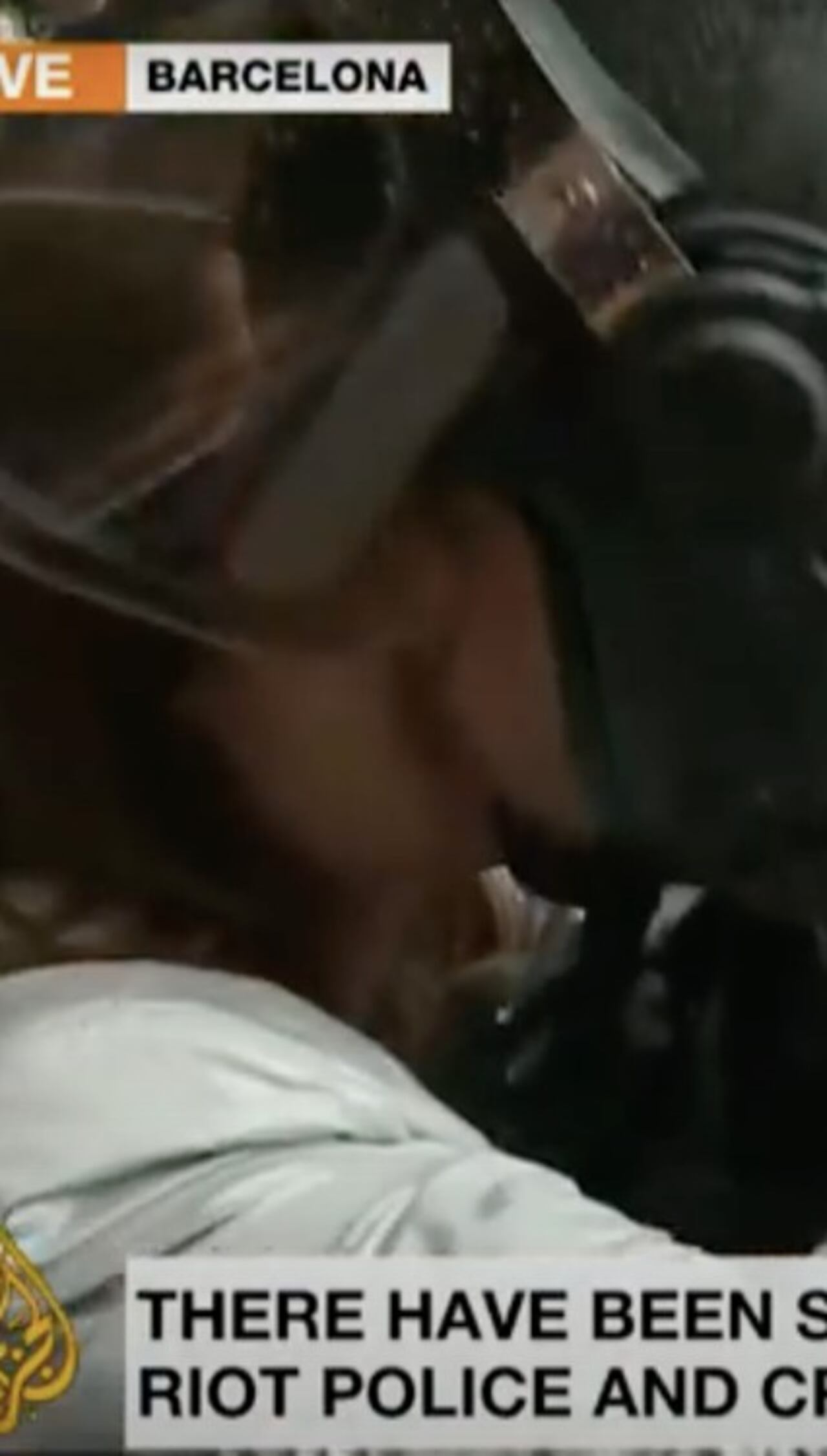 Momento exacto del beso de la mujer al policía de Barcelona