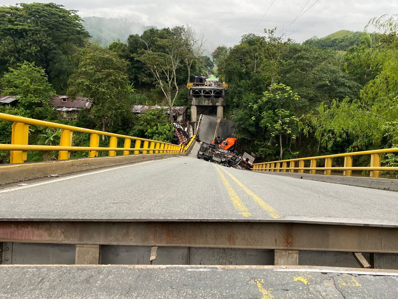 Puente El Alambrado, que comunica a Valle y Quindío.