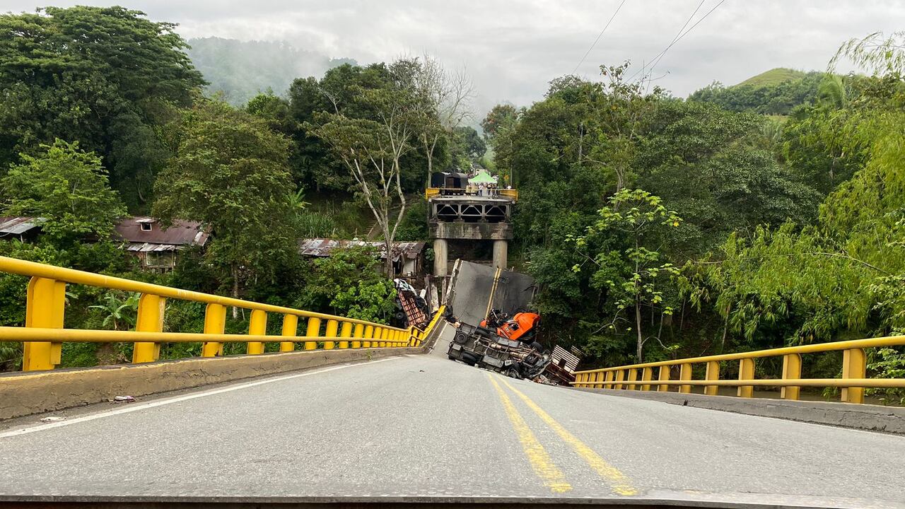 Puente El Alambrado, que comunica a Valle y Quindío.