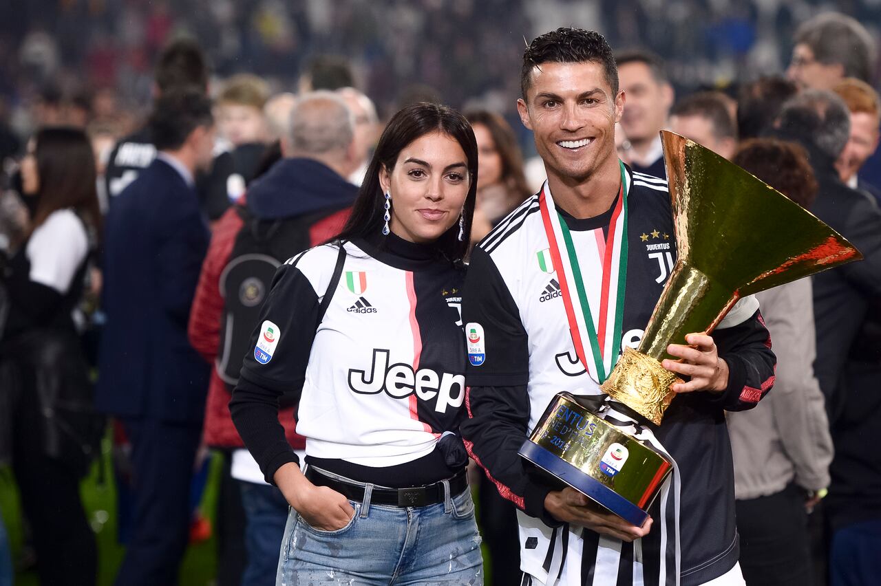 Georgina Rodriguez y Cristiano Ronaldo of Juventus poses with the Serie A trophy