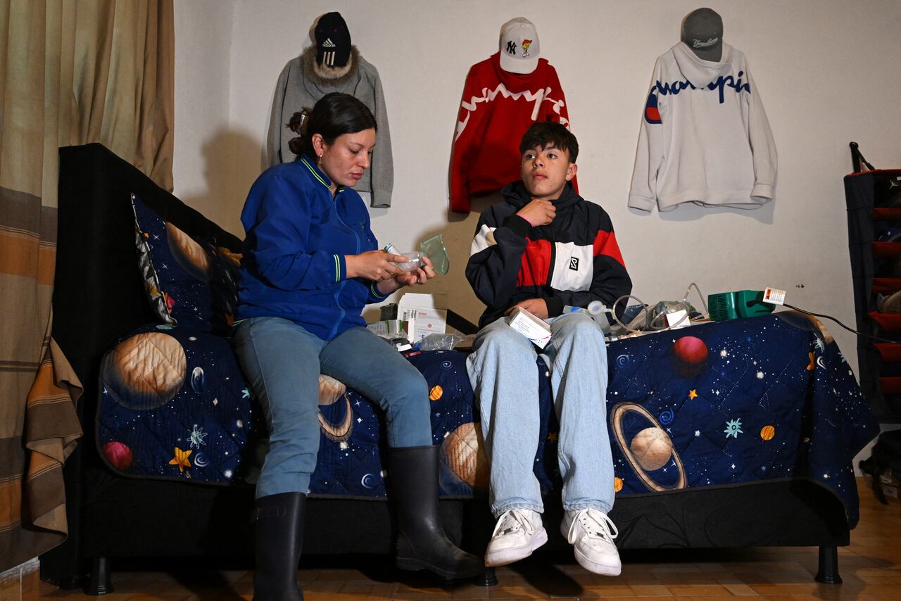 La activista ambiental Andrea Rivera prepara la medicina de su hijo Julián Rodríguez en su casa en Bogotá el 22 de abril de 2024