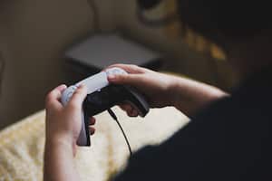 Los expertos en tecnología advierten sobre los peligros de jugar mientras se carga cualquier dispositivo electrónico, incluidos los controles de PlayStation, debido a los posibles riesgos de sobrecalentamiento y cortocircuitos.
