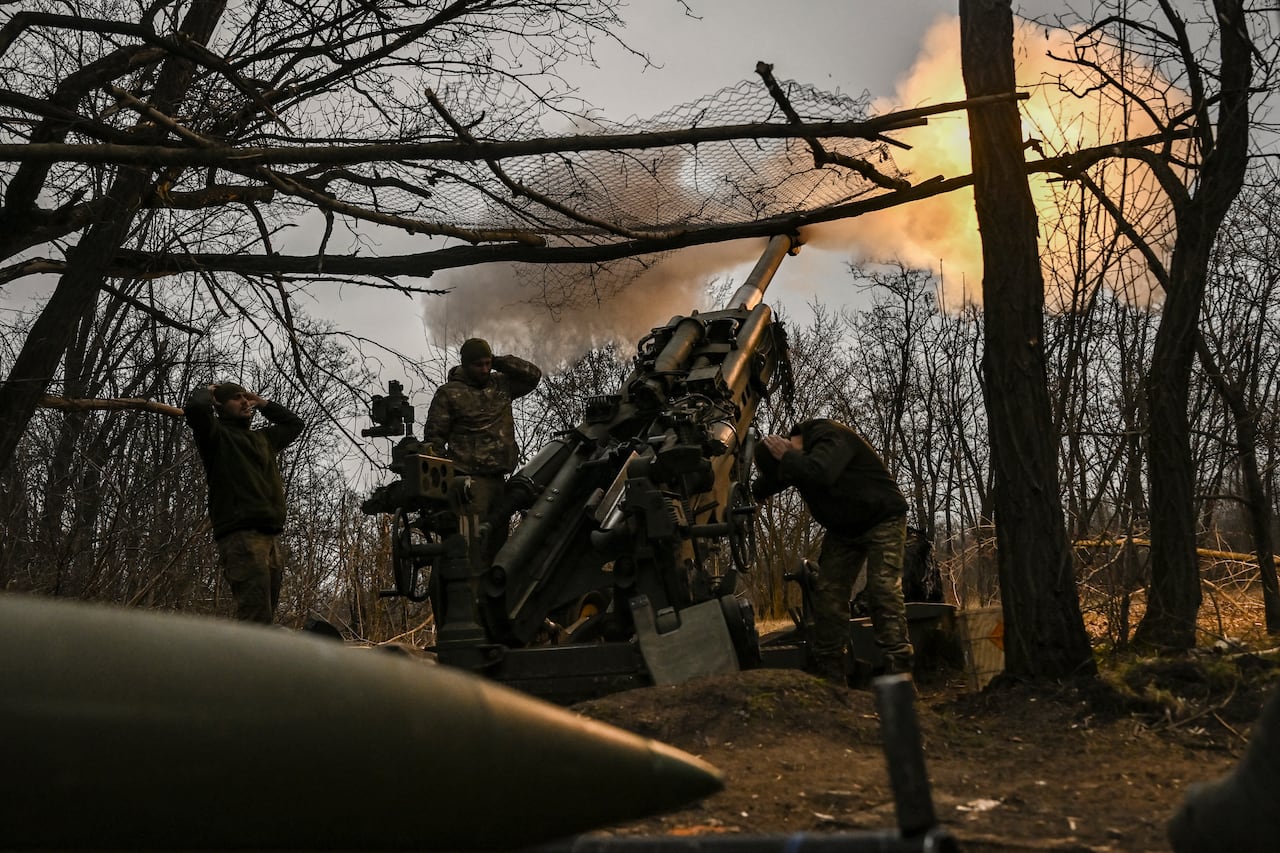 Militares ucranianos disparan un obús M777 contra posiciones rusas cerca de Bakhmut, en el este de Ucrania, el 17 de marzo de 2023, en medio de la invasión rusa de Ucrania. (Foto de Aris Messinis / AFP)